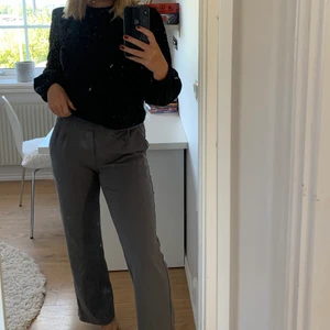 Gråa kostymbyxor  - Säljer denna supersnygga gråa kostymbyxorna ifrån lager 157, knappt använda. Köpta för ca 250kr, köparen står för frakten ❤️