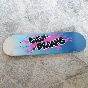 Skateboard - Egen design. City dreams. size: 8. Skulle helst användas som tavla, då den redan är använd. 