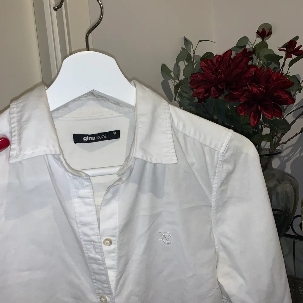 En vit skjorta från ginatricot i storlek 34, inga konstigheter och frakten betalas av köparen :) gratis frakt.. Skjortor.