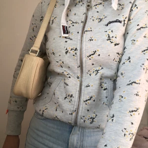 Superdy zip-hoodie - Jätte mysig zip-hoodie från superdry, storlek xs. I mycket bra skick! Ny pris 799kr Mitt pris 130kr+frakt💕