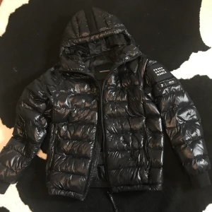 Peak Performance jacka - Säljer min lillebrors jacka, storlek S, köpt på herravdelning men passar mig! (Är 172) Nypris: 2500, säljer för 1299 😊