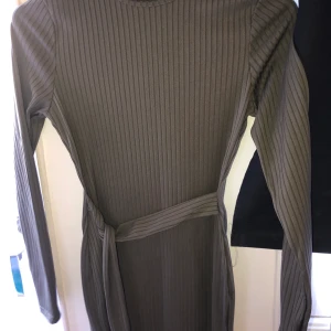 Klänning - Helt ny med prislapp på aldrig använd