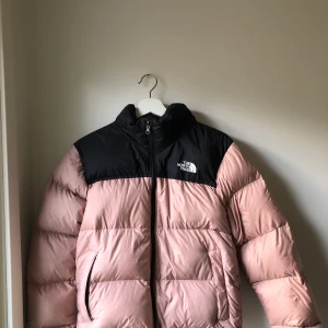 The north face 1996 nuptse puffer - Högsta bud 1350kr!  Budgivningen slutar ikväll. Jackan är använd i lite mer än en säsong. Inga synliga tecken på användning. Jag brukar ha s i kläder. Buda i kommentarerna :) 