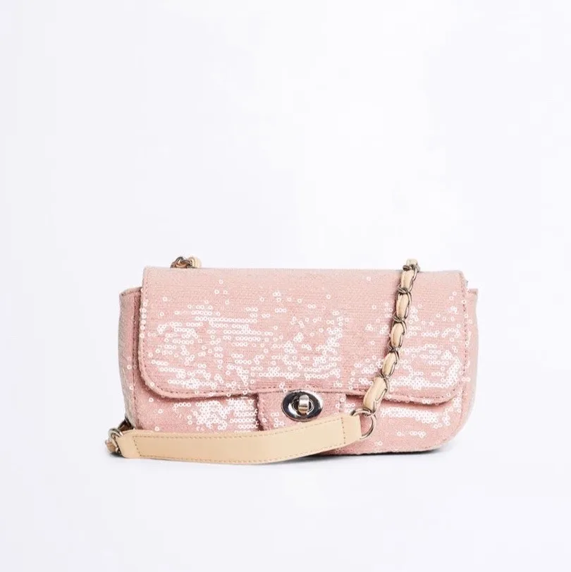 Superfin glittrig rosa baugetteväska, perfekt för festligare tillfällen💕💕 bild nr 2 visar storleken men färgen är som sagt ljusrosa🥰 helt slutsåld från Gina Tricot, säljer för 200kr plus frakt . Väskor.