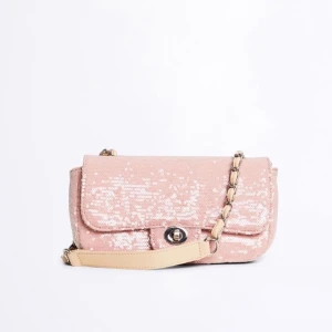 Glittrig liten väska  - Superfin glittrig rosa baugetteväska, perfekt för festligare tillfällen💕💕 bild nr 2 visar storleken men färgen är som sagt ljusrosa🥰 helt slutsåld från Gina Tricot, säljer för 200kr plus frakt 