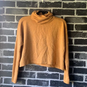 Mysig orange tröja! - Säljer åt min syster: jättefin mysig orange tröja med hög krage. Perfekt till hösten! Fråga för fler bilder:)