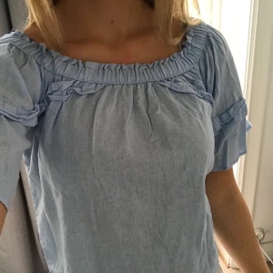 Ljusblå blus - Ljusblå blus från Zara med små detaljer. Kan användas som på bilden eller off-shoulder. Storlek S