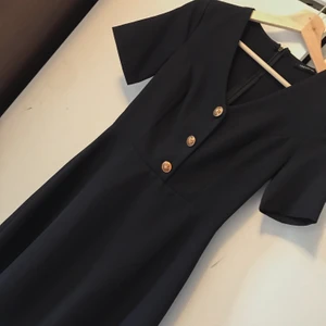 Klänning strl xs - Elegant svart klänning i strl xs! Köpt från NAKD, aldrig använd! Superfin till höst med strumpbyxor under, till en fest/middag/jul osv! Säljs för 120, frakt ingår ej