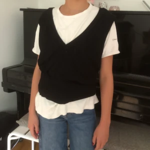 Stickad väst - Stickas väst! Avänd en gång. Fint skick! Frakt ingår inte, men kan mötas upp i gbg! 