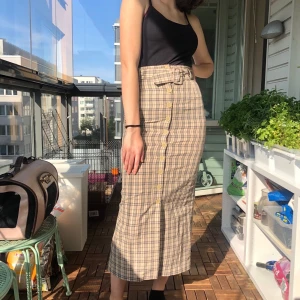 Kjol - Super chic 90s skirt in a beige colour!👜👝🐪🍂