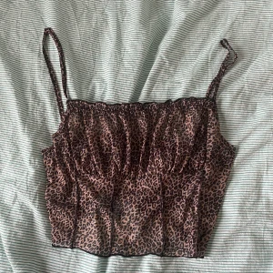 Leopardmönstrad linne - Asgulligt trendigt leopardlinne, aldrig använt. I storlek XL men passar som L. Frakt inkluderat💖