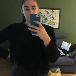 Svart stickad myströja  - Så mysig svart tröja från bik bok! Knappt använd och passar perfekt till kyliga höstkvällar! 🍂🍂🍂