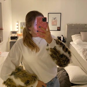 Vit sweatshirt med fuskpäls vid ärmarna  - en häftig vit sweatshirt med fuskpäls nere vid ärmarna köpt på Tally Weijl i Frankrike