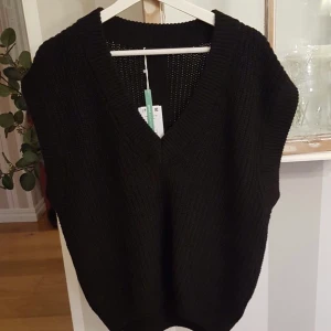 Svart stickad väst från Gina  - Hej! Lånade bilder. Men har denna väst i storlek L, passar för dig som har storlek S-L beronde på hur du vill att den ska sitta. 💕💕 vid intresse skickas mer bilder! Använd 1 gång, super skick. Start bud 250kr