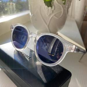 Säljer mina nividas solglasögon, modellen ”gothenburg”. Använd fåtal gånger, nyskick! Köpta för 999kr, säljer för 500kr💕fler bilder finns!