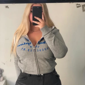 champion kofta - Lätt använd men i bra skick ( dvs inga hål / fläckar ) stl S, köpt för 500kr. ✨ 