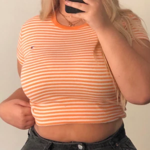 tommy hilfiger t-shirt - lätt använd tommy hilfiger tshirt/topp vintage, från min mamma på 90talet bra skick, inga hål/fläckar stl M köpt för 500kr. 💘