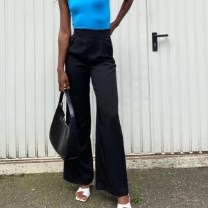 Wide leg kostymbyxor  - Säljer nu dessa supersnygga kostymbyxorna från nakd efterssom jag köpte dom i fel storlek och sedan kunde jag inte skicka tillbaks dom! :(  prislappen är kvar och de är aldrig använda🦋🤍  om flera är intresserade blir det budning💙 (första bilden är lånad från nakd hemsida)