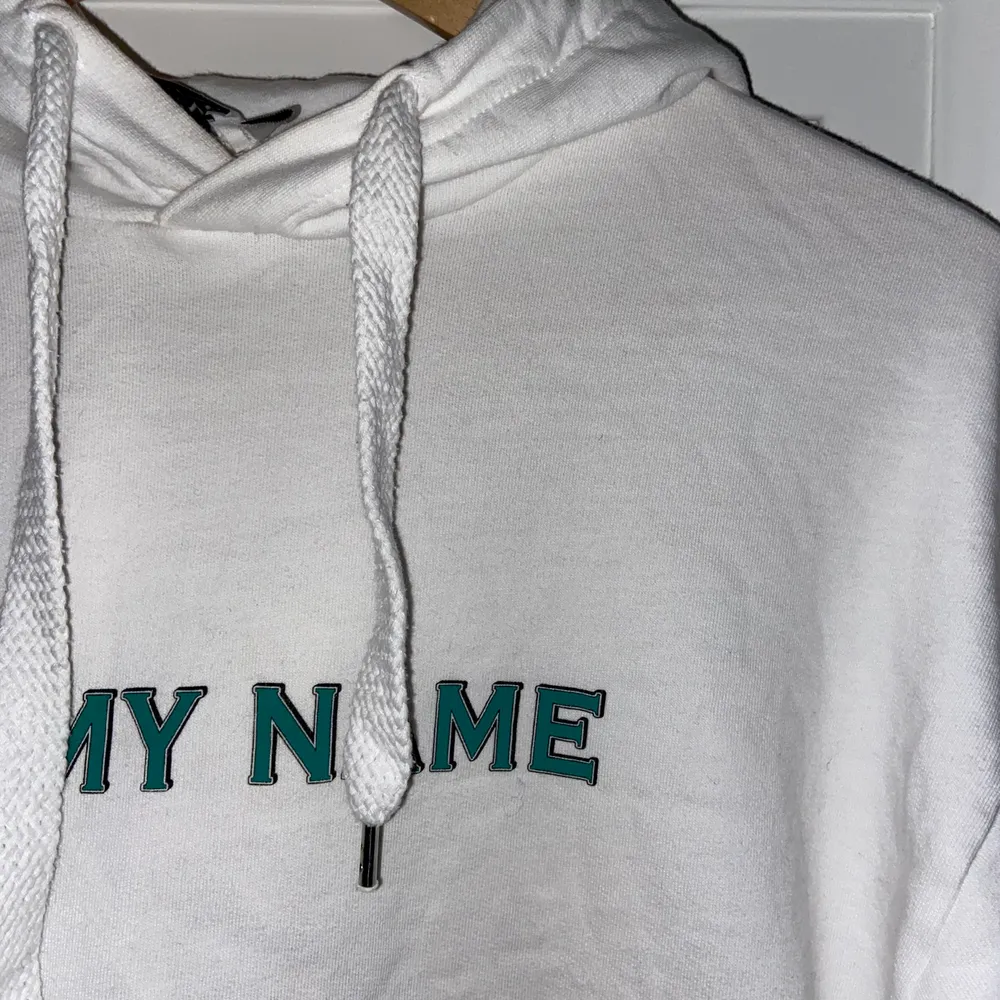 En vit lite tunnare hoodie från NAKD  med grön text där de står ”Say my name”. Den är i storlek S och skulle säga att den är normal i storleken. Så himla skön! Skriv för fler bilder<33. Hoodies.