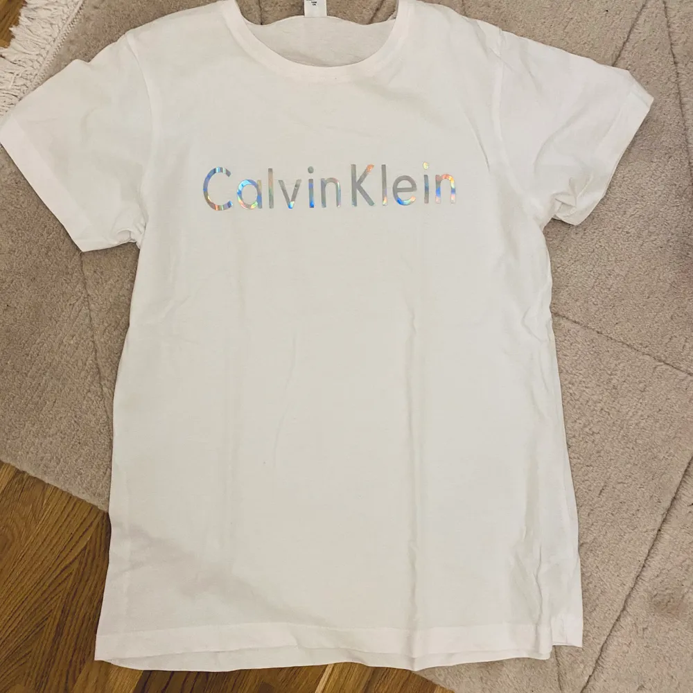 Oanvänd t-shirt från Calvin Klein. Storlek XL men jag som har S vanligen tycker den passar bra. Beror på om man vill ha den väldigt tight eller inte. Köpare står för frakt 🚚 . T-shirts.