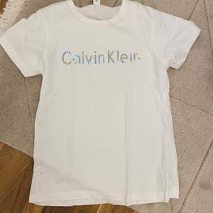 Oanvänd t-shirt från Calvin Klein. Storlek XL men jag som har S vanligen tycker den passar bra. Beror på om man vill ha den väldigt tight eller inte. Köpare står för frakt 🚚 
