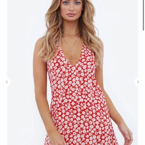 Klänning - Chiquelle - Stl S - Säljer min fina sommarklänning ifrån Chiquelle. Klänningen är helt oanvänd! Jag kan frakta eller mötas upp i Täby C. Högst bud vinner! 🥰 