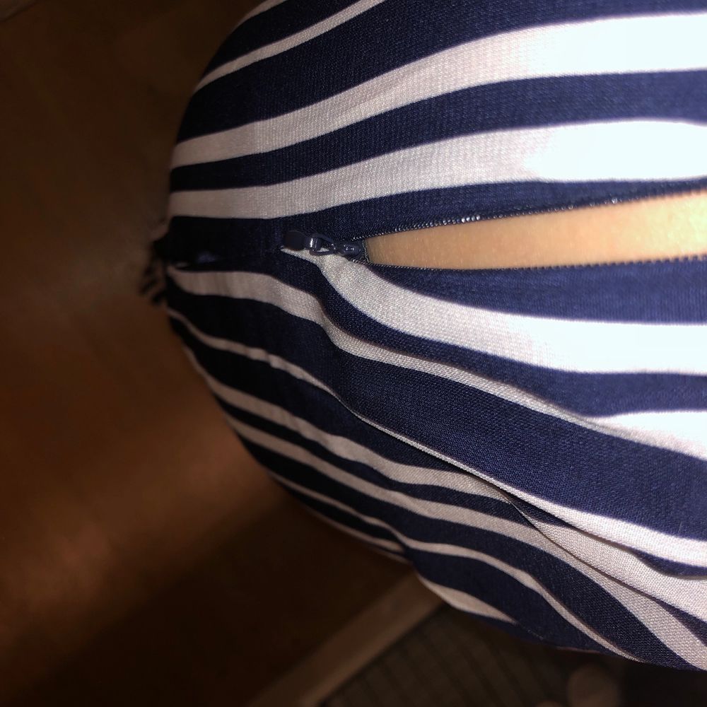 Randiga jätte sköna byxor från vinbok i storlek xs. Säljs pga att jag inte använder de. De har limmats upp för att de var för långa och limmärkerna syns men inget man tänker på eftersom de är vid foten. Det är även därför jag säljer de så pass billigt. . Jeans & Byxor.