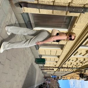 Jeans ZARA - Säljer dessa jeans från zara då jag inte fått så mycket användning av dem. Använda fåtal gånger. Kan skickas med spårbar frakt för 65kr eller mötas i Stockholm. Köpta för 400kr. 