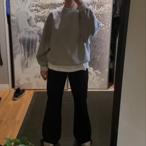 Grå Sweater  - Sweater med perfekta passformen från a-dsgn (Alice Stenlöf)💓unisex💓säljer även matchade byxorna i min profil!!💓köpt för 699kr och är SLUTSÅLD!💓(har xs på bilden och säljer s) 