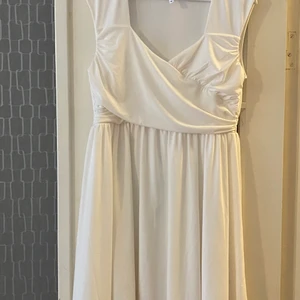 Chiara forthi Milano stl. XL ( från bubbleroom)  - En fin klänning som jag använt en gång på min stundent. Har ett skönt material och inte är så kort utan går ungefär ovanför knäskålarna och jag är 162 cm. (Frakt tillkommer) 