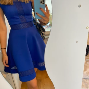 Ted baker klänning - Säljer min fina TED BAKER klänning som endast används vid 1 tillfälle. Jätte fint skick, är oftast Xs-S och är 170 cm lång. Fin blå färg, klänningen passar till både balen och andra speciella tillfällen 💕 