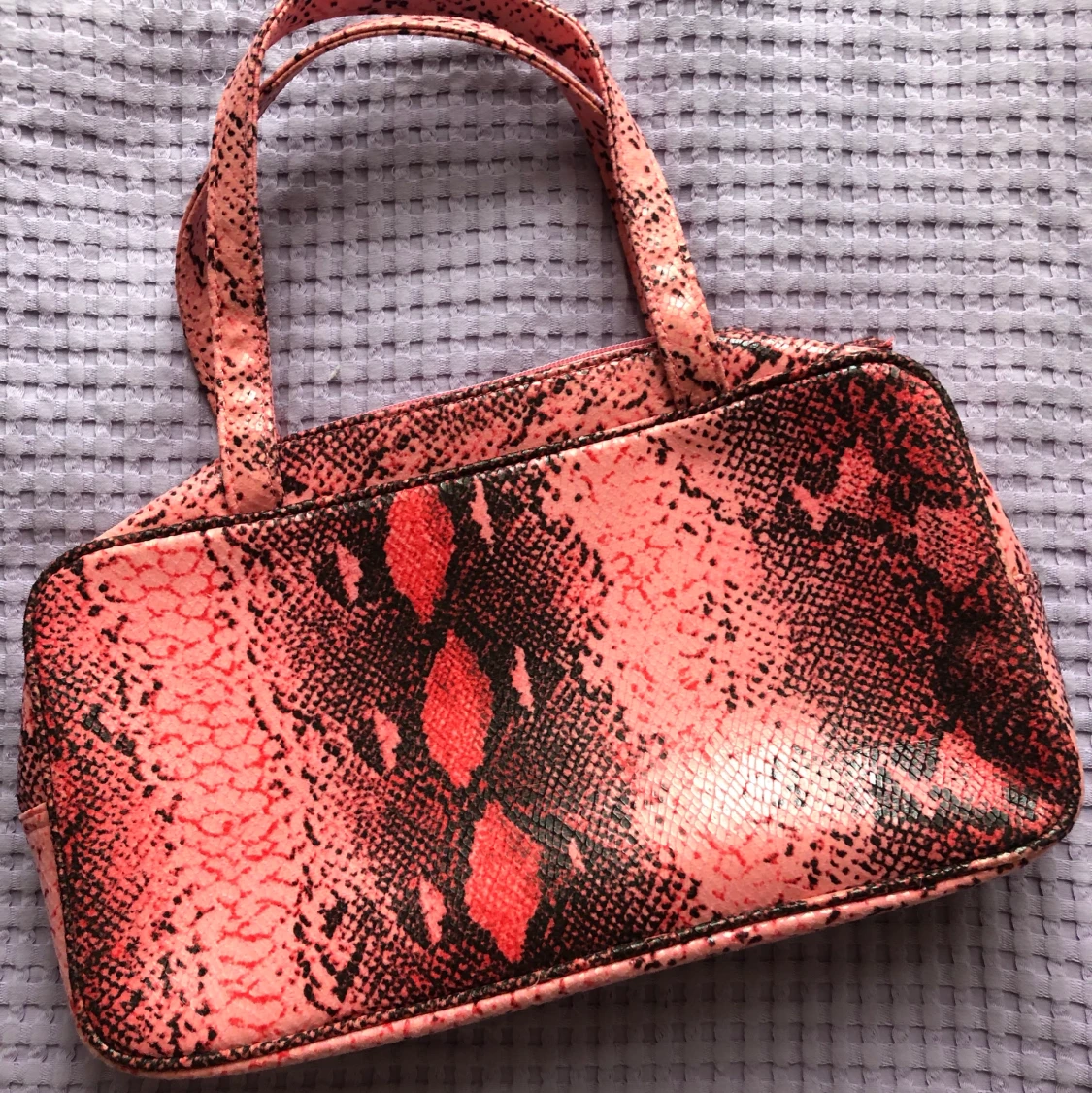 Rosa ormskinnsimitations väska