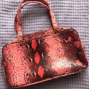 Rosa ormskinnsimitations väska - Fin väska i bra skick. Möts enbart