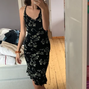 Vintage klänning  - Vintage klänning som jag älskar !!!!! Köpt i LA föra sommaren för 400 kr så fin i ryggen och allt men säljs för jag ej trivs i klänningar något mera , den är stretchig så passar allt från xs/s till en M 