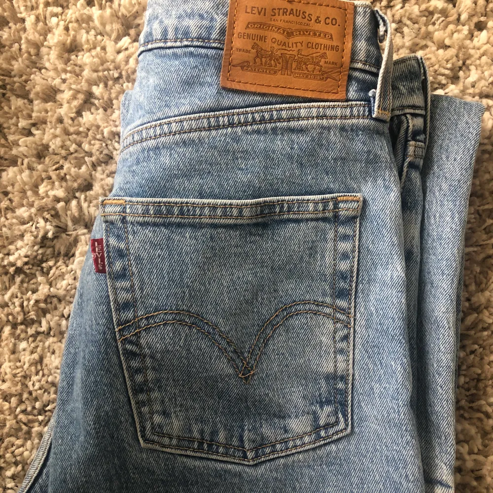Näst intill oanvända jeans från Levis. W27 L29, motsvarar S. Stretchiga så passar även mig som har M vanligtvis i byxor. Är 172 cm och de går ner till ankeln på mig. Frakt tillkommer på 63kr 💗. Jeans & Byxor.