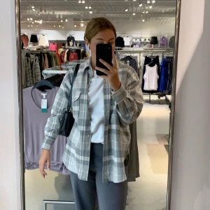 Skjort/jacka  - Säljer denna fina skjorta (som jag använder som en jacka), den är köpt på hm för 299kr! Använd ett fåtal gånger och är som ny! Skriv för fler bilder eller om du har frågor 💖 köparen står för frakten