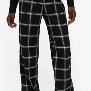 Rutiga byxor monki, helt nya, lappar kvar - Rutiga svartvita vida byxor från Monki storlek s. Helt oanvända med prislappar kvar.