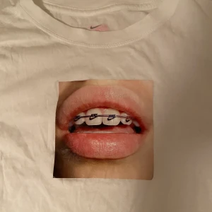 Nike T-Shirt XS - Nike t-shirt med snyggt grill print! Slutsåld! Buda i kommentarerna- bud höjs med 10kr. Köparen står för frakten 💘💘💘📦📦📦