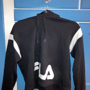 FILA hoodie  - En croppad hoodie från FILA i storlek M! I princip som ny - använd ca 5 gånger! Jag kan mötas upp i Uppsala eller så betalar köparen för frakt 📦 