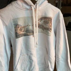 Hoodie - Thecoolelephant hoodie i coolt tryck. Lite prickar på som jag ej vet hur dom kom dit (se andra bilden). Xs men har S på allt och denna passar mig