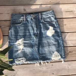 Hollister ultra high-rise blue denim skirt w26 - Är jätte fin & knappt använd eftersom den är för liten för mig🥺💕 w26 - Ultra high-Rise skirt 100% cotton.                                    OBS: Pris+frakt högsta bud vinner✨ Just nu 169kr+44kr frakt
