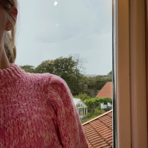 Stickad rosa tröja  - Superfin och mysig rosa stickad tröja med ballongarmar 💗 köpt på Asos förra året, använd ett fåtal gånger 💗 FRAKT INGÅR