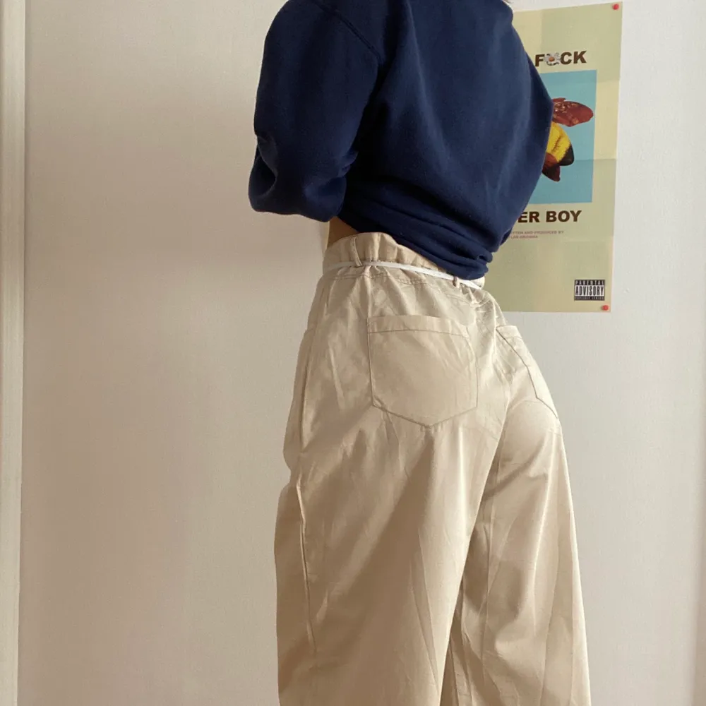 ett par tunnare byxor från ginatricot i strl. 42, funkar även med bälte med mig som är runt 38 i byxor ☺️. Jeans & Byxor.