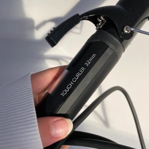 Ny Björn Axén locktång 32 mm - Helt ny, oanvänd Björn Axén Touch Curler 32mm med touch display. Har kvar både kvitto och orginalförpackning. Säljer för 540 inklusive frakt, nypris 699kr.