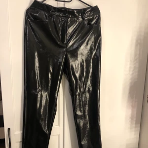 Lack byxor från NA-KD - Super snygga lack byxor från na-kd, endast använda 1 gång så d är i topp skick!!