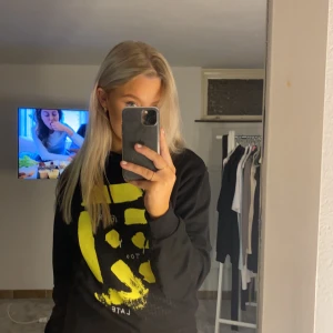 Nakd hoddie  - Svart nakd hoddie med tryck, köpte den förra året men använde den aldrig 