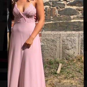 Långklänning från Chaiara Forth - Milano - Långklänning från Chaiara Forth - Milano, köpt på Bubbleroom till skolavslutning. Endast använd 1 gång, nyskick. Storlek 34 men passar även 36. Jag är 168 cm lång. Nypris 799kr. Köparen står för frakt avgiften.