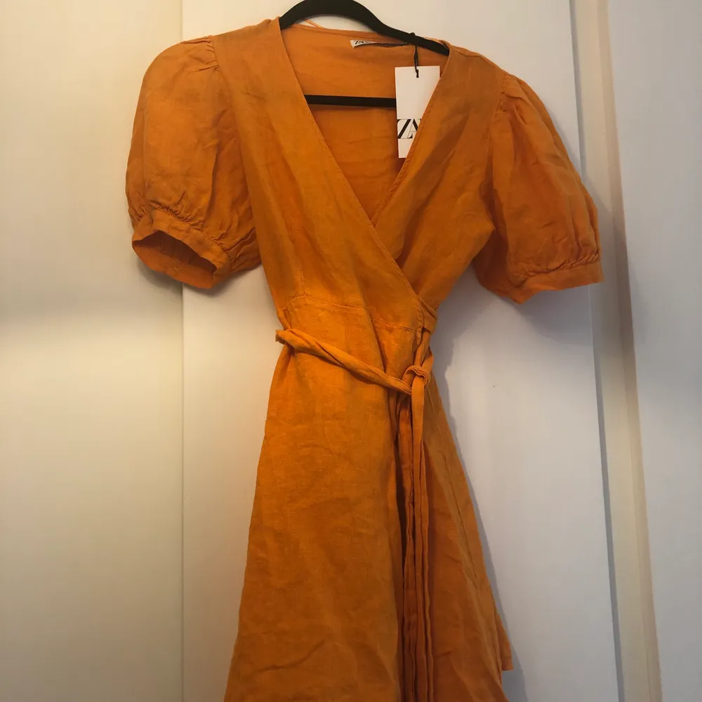 Jättefin orange kort klänning med puffärmar i linne tyg. Aldrig använd och köpt för 400 kr. Säljs för 50 kronor. . Klänningar.