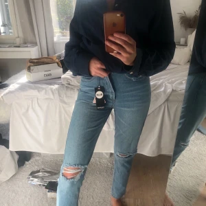 Blå jeans  - Dessa byxor helt oanvända med prislapp fortfarande säljes. Pris går alltid att disskutera 