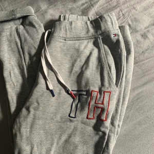 Mjukisbyxor  - As snygga mjukisar från Tommy hilfiger😍 typ aldrig använda och de är SUPERsköna 